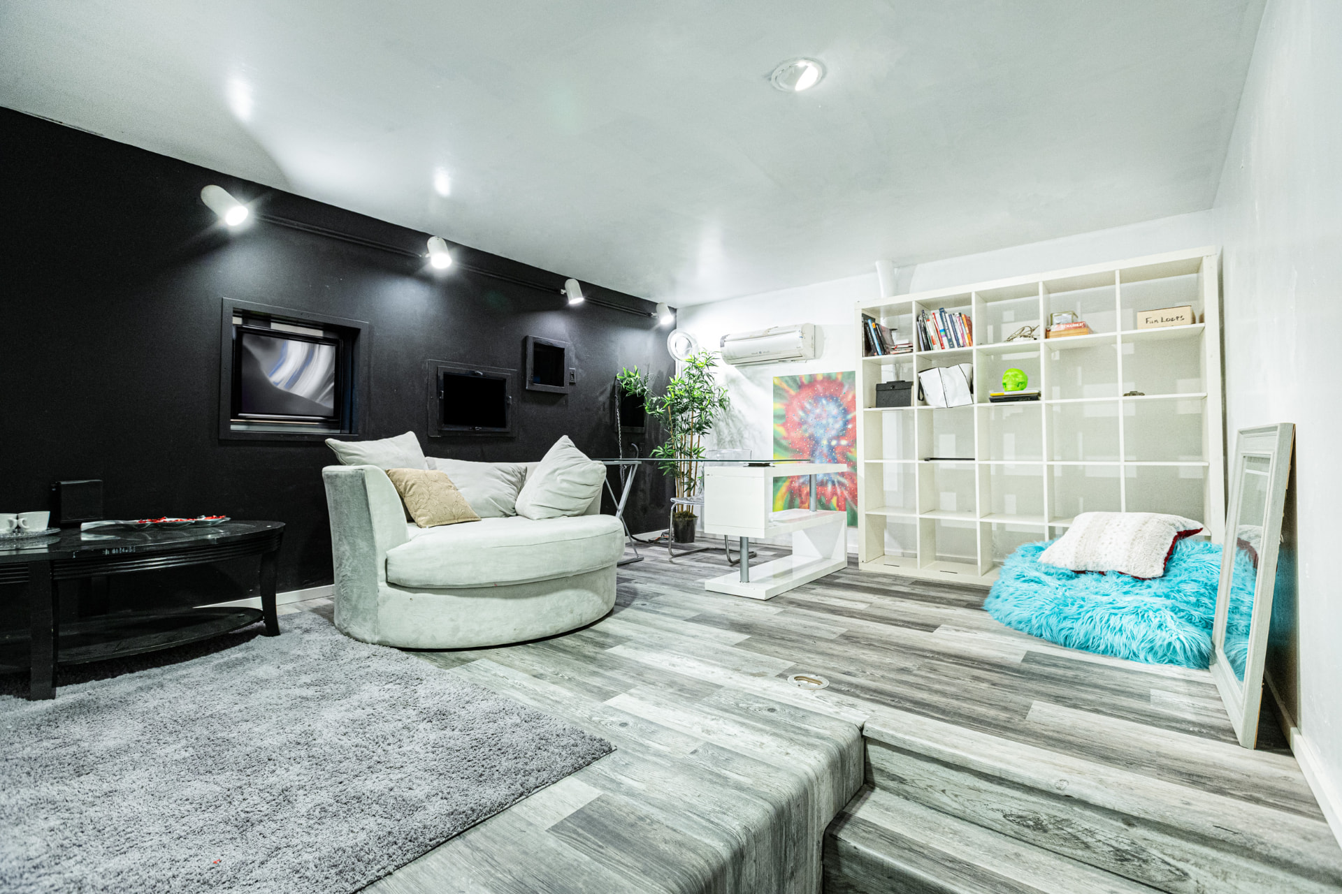 The private green room lounge for the couple and party
